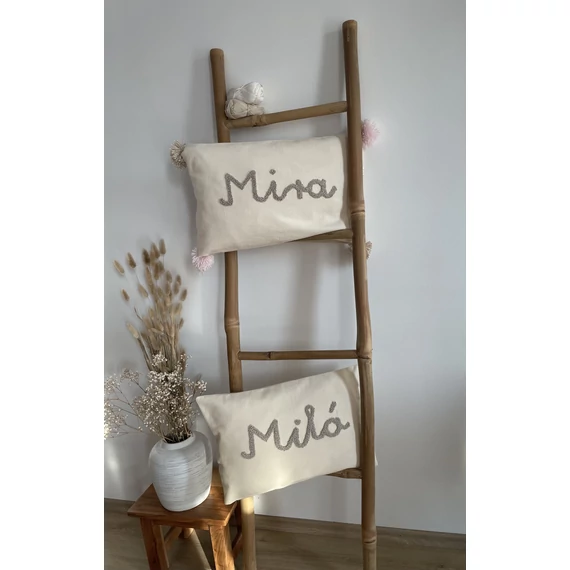 Írott betűs párna