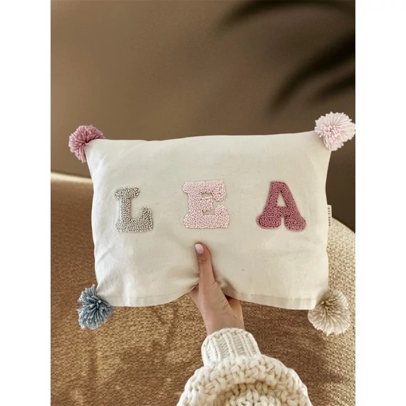 „Nyomtatott” betűs párna